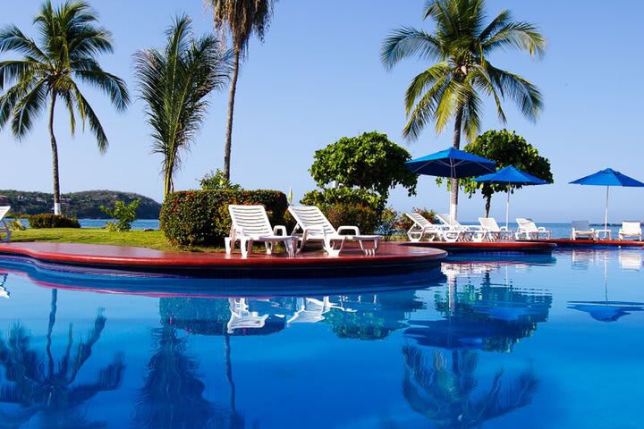 El hotel cuenta con dos piscinas