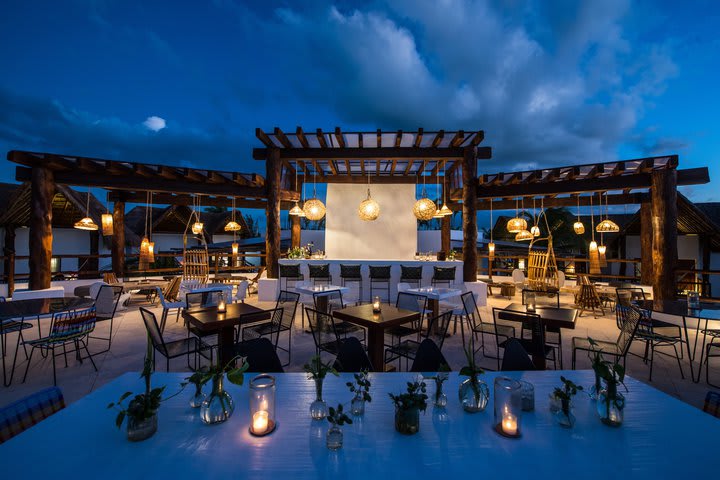 Night view of a restaurant