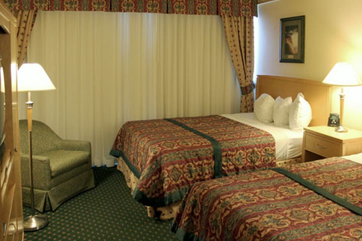 Guest room with two queen size beds at the Embassy Suites by Hilton, hotel in Niagara Falls