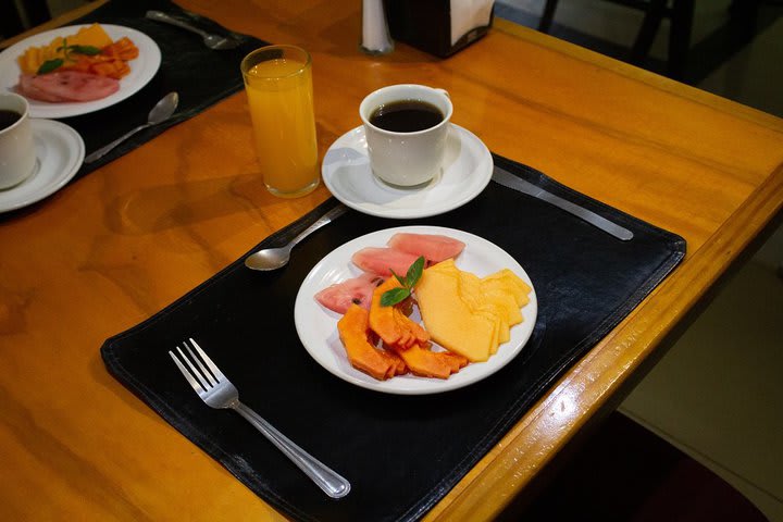 El desayuno continental consiste en café, jugo y fruta