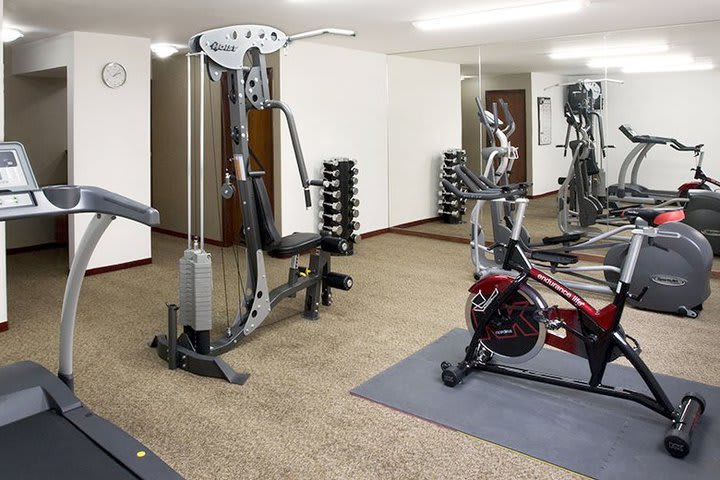 Gimnasio equipado con máquinas cardiovasculares