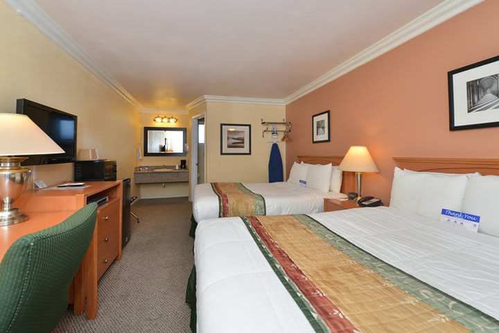 Habitación con dos camas en el Americas Best Value Inn & Suites - San Francisco Airport North