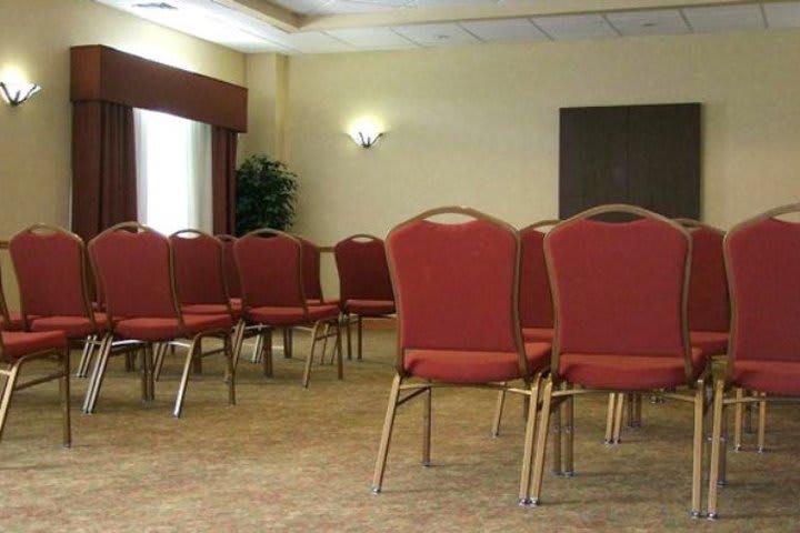 Country Inn & Suites Orlando Airport has two meeting rooms