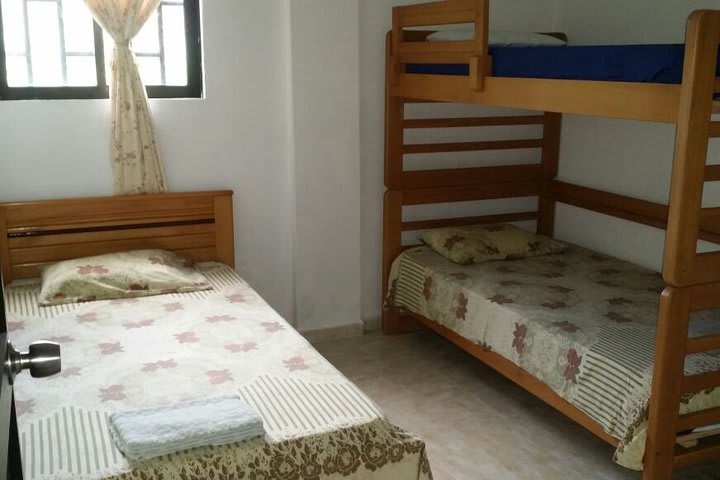 Habitación con tres camas