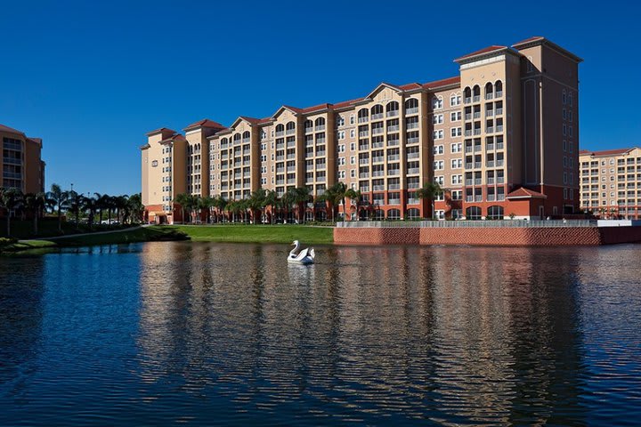 Dentro del resort hay un lago