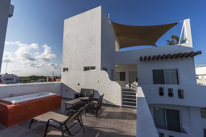 Hay jacuzzi en la terraza