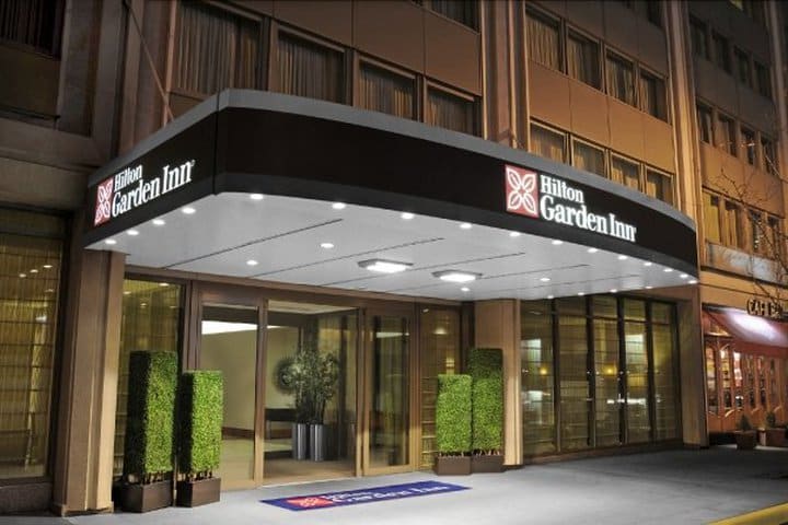 Entrada del hotel Hilton Garden Inn Times Square en Nueva York