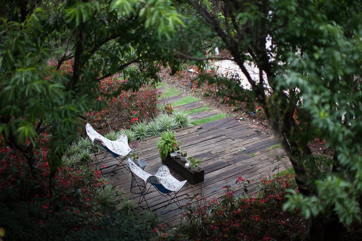 La propiedad cuenta con áreas de descanso rodeadas por jardines