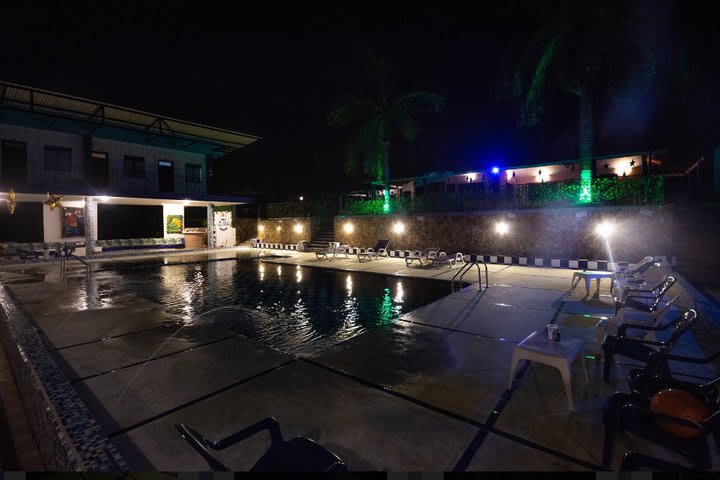 Piscina por la noche