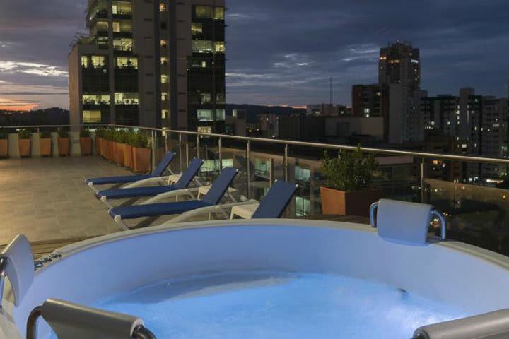 Jacuzzi en la terraza del edificio