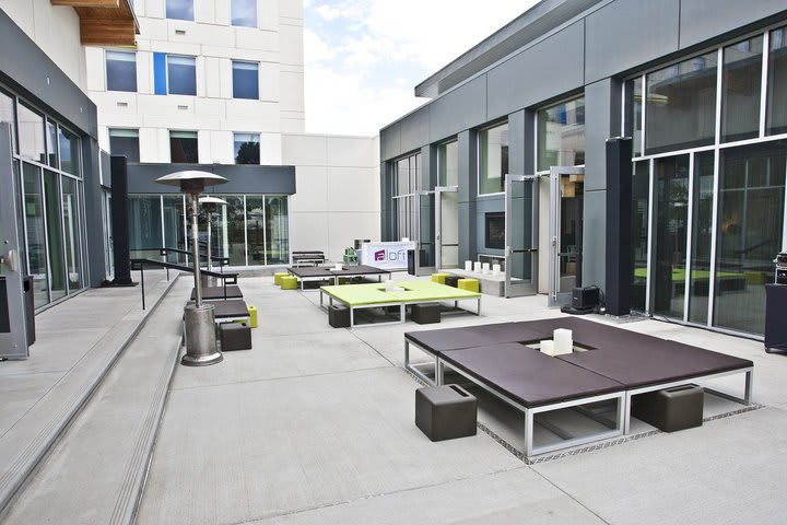 Lounge area in the courtyard at the Aloft San Francisco Airport (computer generated image)