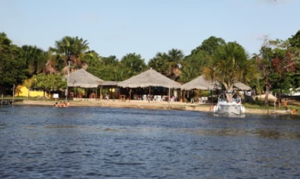 Vista del restaurante del hotel Pousada Murici en Barreirinhas desde el río Preguiças