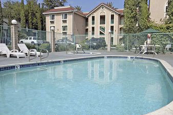 El hotel Travelodge Pasadena Central tiene una alberca