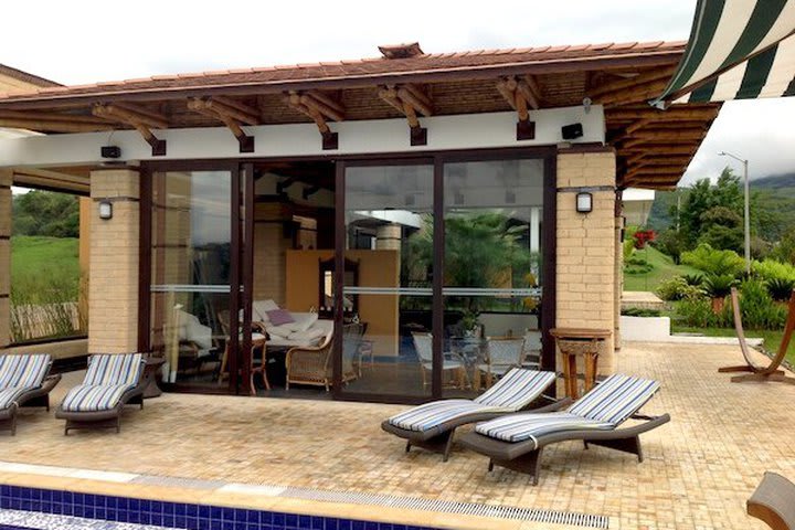 Mobiliario exterior para descansar junto a la piscina