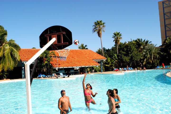 Jugando en la piscina del hotel