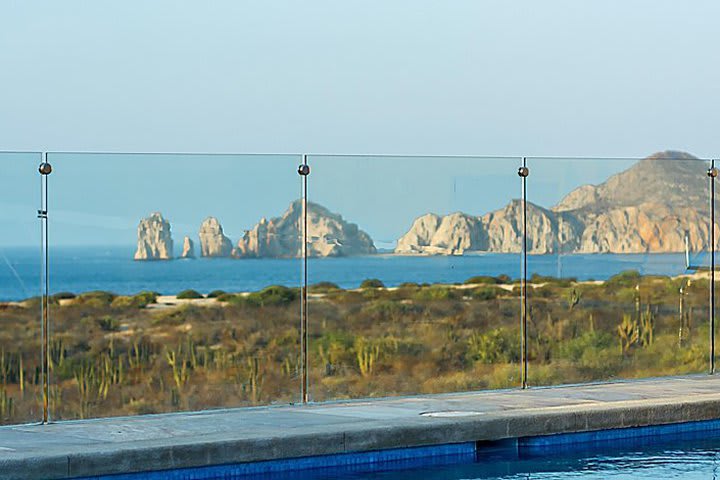 Desde la piscina se ve el Arco