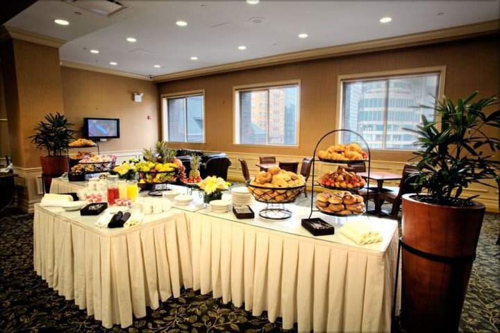 Breakfast lounge at The Manhattan Club hotel in New York