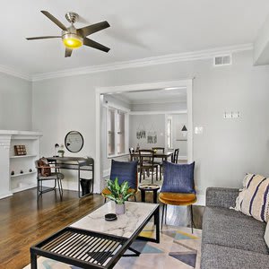 2BR Comfy & Chic Sunnyside Apt near Shop