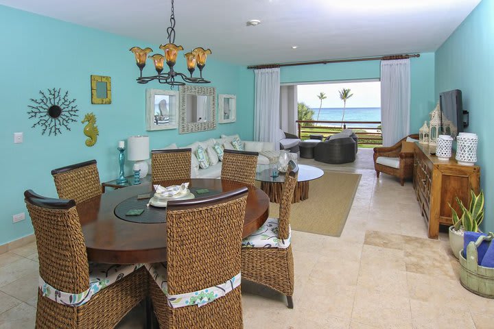 Comedor en un apartamento de dos dormitorios con vista al mar