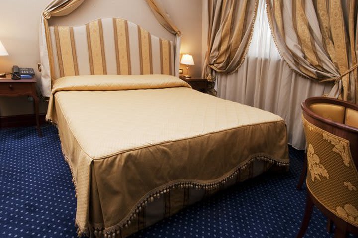 Double guest room at the Ambasciatori Palace hotel in Rome