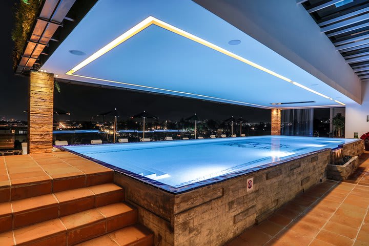 Vista nocturna de la piscina