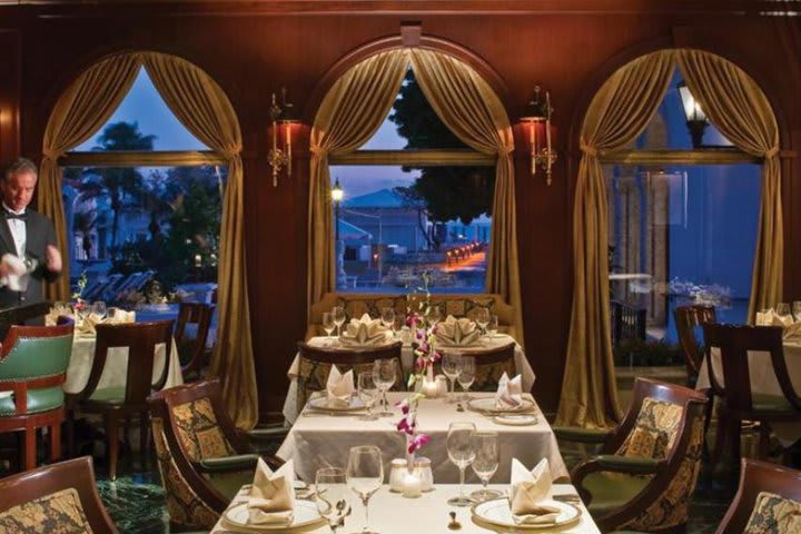 El restaurante Garwood Lounge & Piano Bar del hotel Fisher Island Club sirve carnes y mariscos