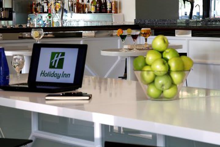 Encuentra a tus amigos en el bar del Holiday Inn Madrid - Las Tablas