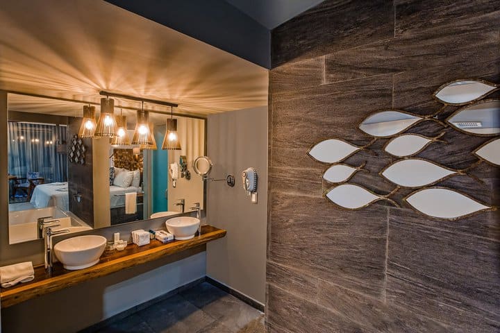 Private guest bathroom in a Grand Je'ex suite