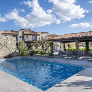 4BR Oasis with Pool & Gym at Nueva Escondida