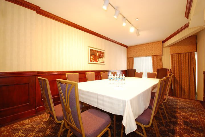 Best Western Plus Seaport Inn Downtown tiene sala de juntas