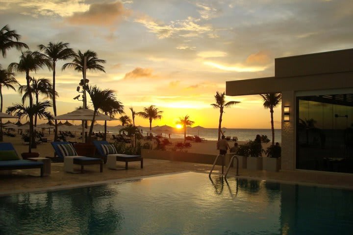 Vista del área de piscina al atardecer