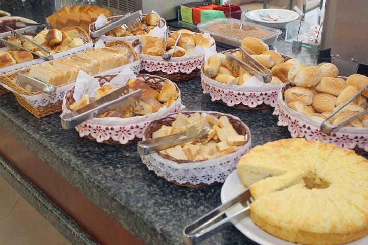 The Cipriani's restaurant at the Century Paulista Flat offers buffet breakfast