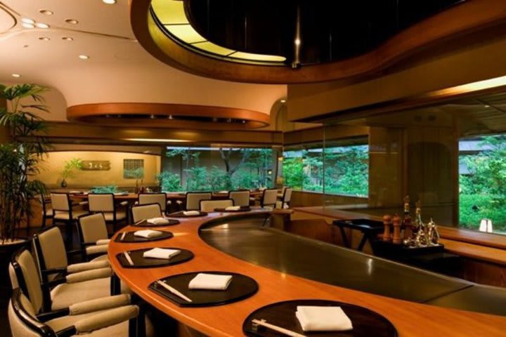 Hotel Nikko Tokyo has a restaurant serving teppanyaki