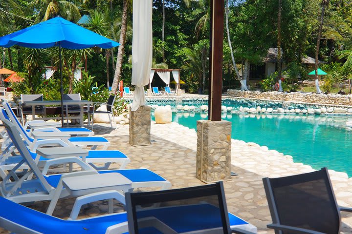 Sunbathing areas next to the pool