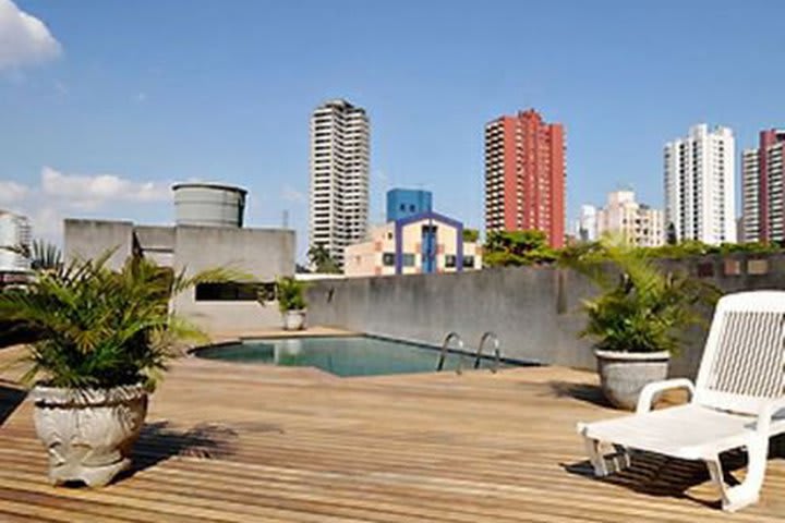 Pool on the terrace at the Mercure Sao Bernardo do Campo hotel