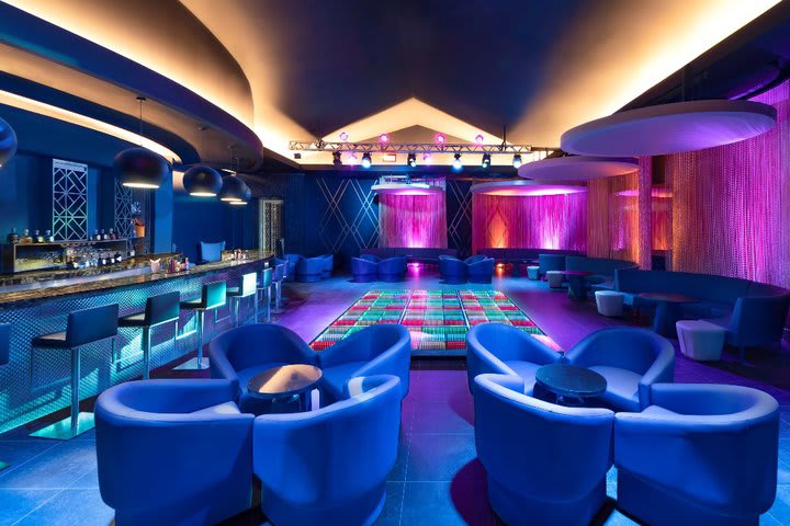 Y nightclub con playroom