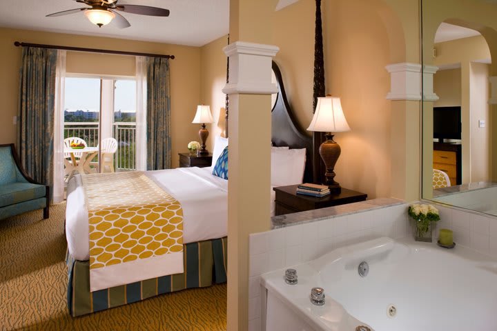 Recámara en una suite del Hilton Grand Vacations, hotel en Orlando cerca de SeaWorld®