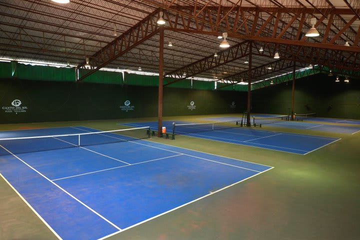 Las canchas de tenis sintéticas están techadas e iluminadas