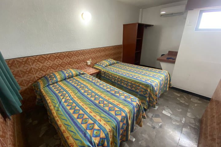 Standard room with 2 single beds