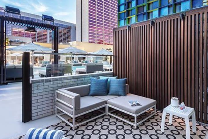 Terraza con acceso a la piscina de una habitación