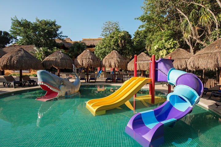 La piscina de niños tiene toboganes