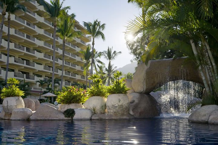 Piscina con caída de agua