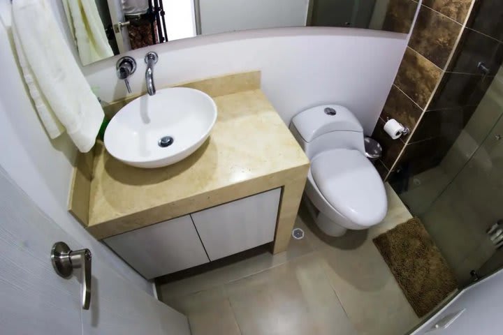 Baño privado del apartamento con balcón SM42