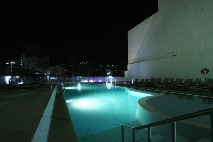 Vista nocturna de la piscina