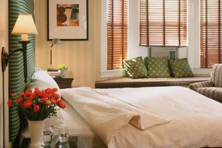 Executive Hotel Vintage Court has 107 guest rooms