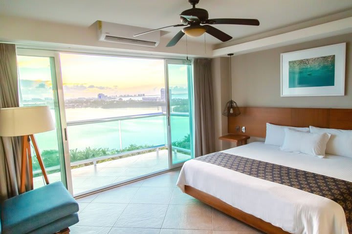 Standard king guest room with lagoon view