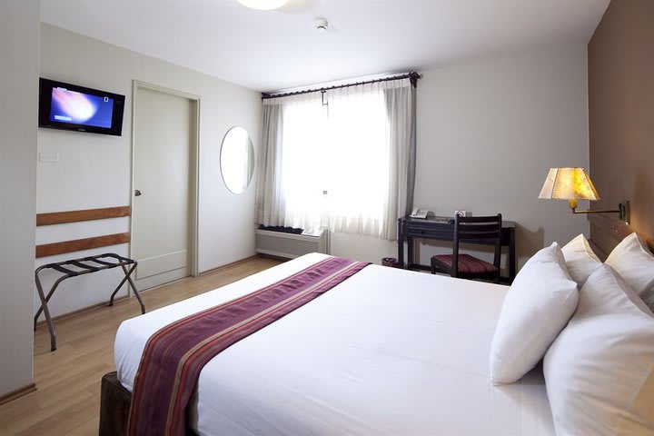 Traditional guest room with one bed