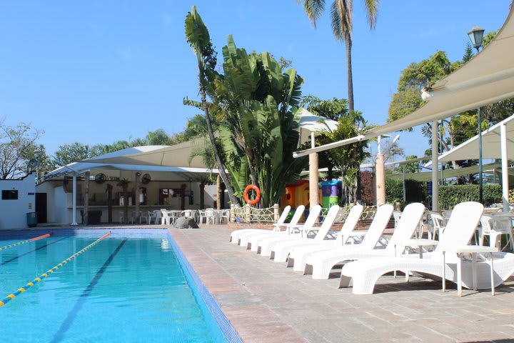 Camas de playa plegables en la piscina