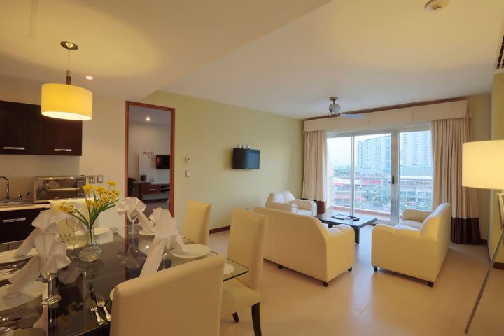 Sitting are and kitchenette in a suite with city view