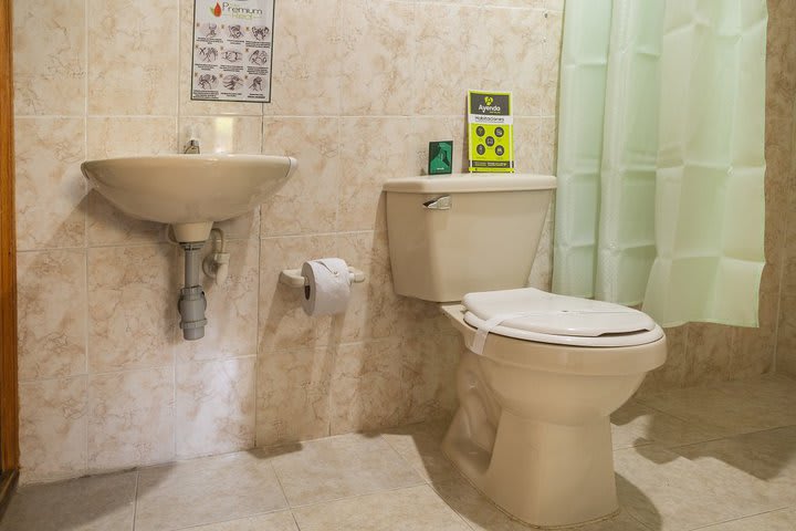 Baño de huéspedes